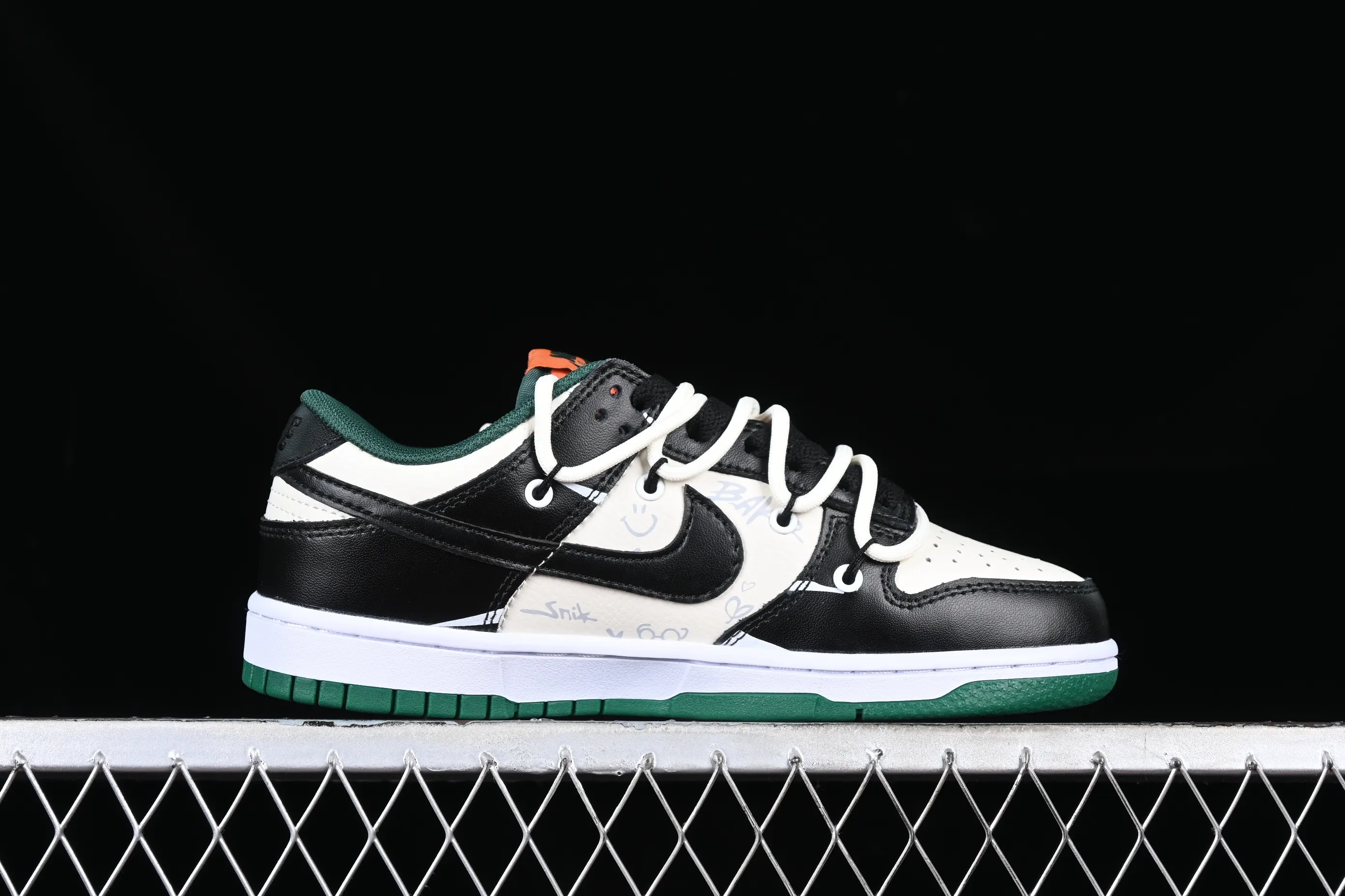 All Categories Nk SB Dunk Series Nk SB Dunk Low Low-top sneakers Nk Dunk Low Panda Prank-Sliding Track Cracked Skateboarder SB Strappy Low-top Casual Shoes DD1391-300